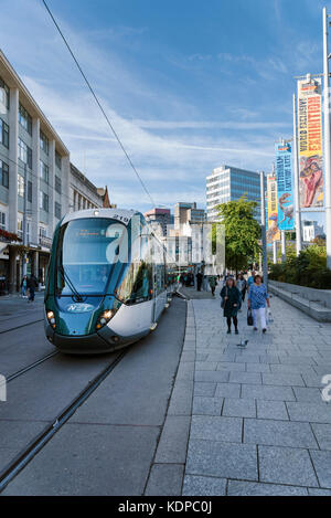 Alstrom Citadis 302 Straßenbahn auf South Parade/Old Market Square, Nottingham, Blick nach Westen Stockfoto