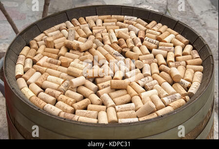 Montenegro, Perast, Korkhaufen aus Weinflaschen auf dem Deckel eines Holzfasses, flacher Freiheitsgrad Stockfoto