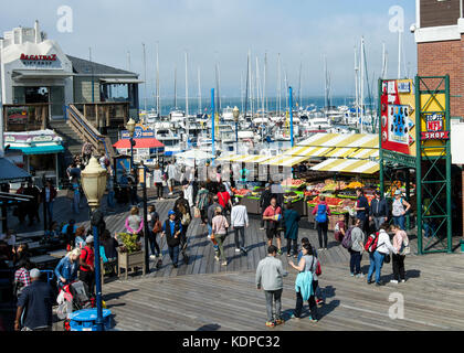 San Francisco, Kalifornien, USA, 08. September 2017. Besetzt Pier 39 in San Francisco Hafen an einem sonnigen Sommertag mit einem Bauernmarkt. Stockfoto