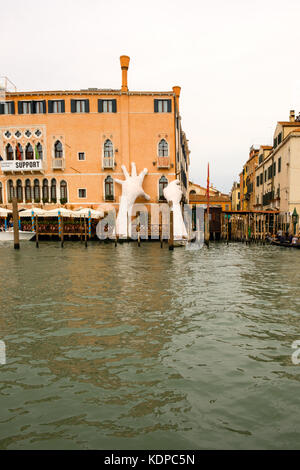 Lorenzo Quinn unterstützen mit den Händen unterstützen ca Hotel und den Grand Canal bei Sonnenuntergang, sagredo Venedig, Veneto. Stockfoto