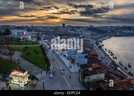 Sonnenuntergang über Vila Nova de Gaia. Blick mit Essensstand mit portugiesischen Donuts namens Farturas Stockfoto