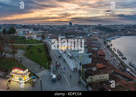 Sonnenuntergang über Vila Nova de Gaia. Blick mit Essensstand mit portugiesischen Donuts namens Farturas Stockfoto