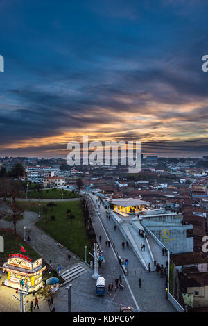 Sonnenuntergang über Vila Nova de Gaia, Portugal. Blick mit Imbiß-Stand mit Farturas Donuts und Gaia Seilbahn höhere Station Stockfoto