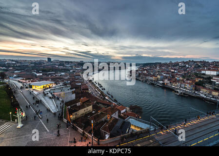 Sonnenuntergang über Vila Nova de Gaia und Porto (rechts), Portugal. Blick mit Gaia Seilbahn höheren Bahnhof und Dom Luis I Brücke Stockfoto