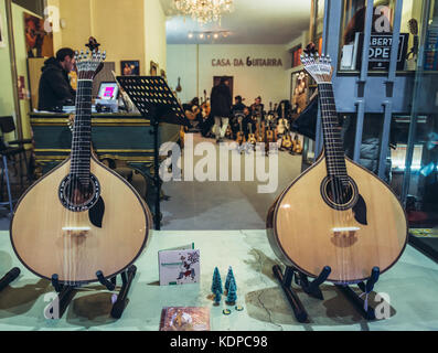 Portugiesische Gitarren in Casa da Guitarra Musikgeschäft in Porto Stadt auf der Iberischen Halbinsel, zweitgrößte Stadt in Portugal Stockfoto