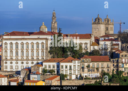 Bischofspalast, Kirche Clerigos Turm und Se Kathedrale von Porto, zweitgrößte Stadt in Portugal. Blick vom Stadt Vila Nova De Gaia Stockfoto