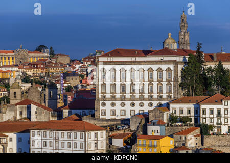 Bischofspalast, Kirche Clerigos Turm und Se Kathedrale von Porto, zweitgrößte Stadt in Portugal. Blick vom Stadt Vila Nova De Gaia Stockfoto