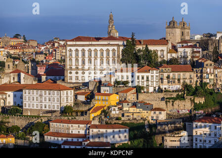 Bischofspalast, Kirche Clerigos Turm und Se Kathedrale von Porto, zweitgrößte Stadt in Portugal. Blick vom Stadt Vila Nova De Gaia Stockfoto