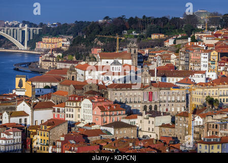 Stadtbild von Porto auf der Iberischen Halbinsel, zweitgrößte Stadt Portugals. Blick von Gaia Stadt. Rosa Mota Pavillon und Bolsa Palast auf dem Foto Stockfoto