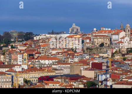 Stadtbild von Porto auf der Iberischen Halbinsel, zweitgrößte Stadt Portugals. Blick von Gaia Stadt. Rosa Mota Pavillon auf dem Foto Stockfoto