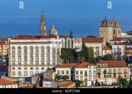 Bischofspalast, Kirche Clerigos Turm und Se Kathedrale von Porto, zweitgrößte Stadt in Portugal. Blick vom Stadt Vila Nova De Gaia Stockfoto