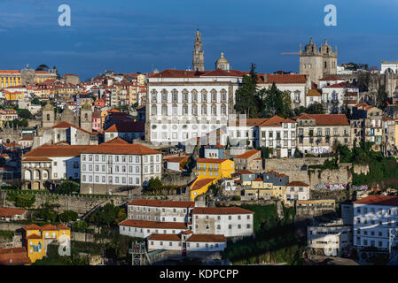 Bischofspalast, Kirche Clerigos Turm und Se Kathedrale von Porto, zweitgrößte Stadt in Portugal. Blick vom Stadt Vila Nova De Gaia Stockfoto