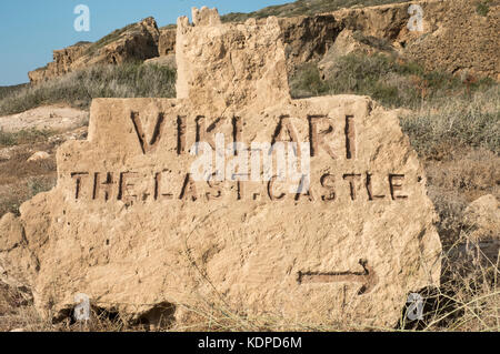 Ein Zeichen im Rock für die letzte Burg Restaurant auf der Halbinsel Akamas geschnitzt, Peyia Region, Bezirk Paphos, Zypern Stockfoto