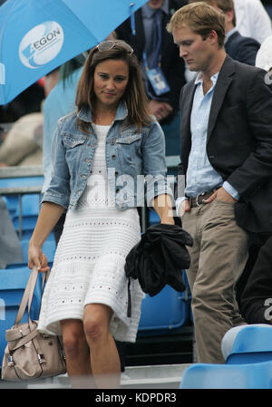 London, ENGLAND - 9. JUNI: Pippa Middleton mit George Percy verlässt das Center Court, da Regen beim Dritten Spiel Im Herreneinzel zwischen Andy Roddick aus den Vereinigten Staaten und Kevin Anderson aus Südafrika am vierten Tag der AEGON-Meisterschaften im Queens Club spielt. Nachdem sich Pippa Middleton von ihrem Banker-Freund, dem hübschen ehemaligen Kricketspieler Alex Loudon, getrennt hat, scheint die mühsame Aufgabe, Ihre königliche Beherrschtheit zu trösten, auf einen äußerst qualifizierten jungen Bachelor gefallen zu sein: Einen George Percy. Am 9. Juni 2011 in London, England: Pippa Middleton George Percy Transmission Re Stockfoto