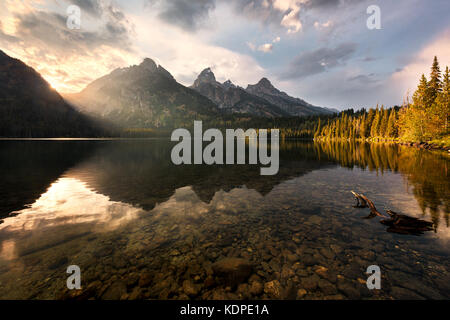 Sonnenuntergang am taggart See im Grand Teton National Park, USA. der Osprey einen Fisch gefangen und flog davon. Stockfoto