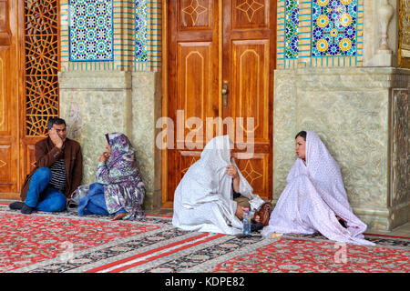 Provinz Fars, Shiraz, Iran - 19. April 2017: Shah Cheragh Heiligtum, Iran Schrein, Shiraz Schrein, muslimische Pilger sitzen im Innenhof. Stockfoto