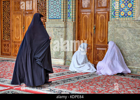 Provinz Fars, Shiraz, Iran - 19. April 2017: gemeindemitglieder sitzen im Innenhof von Shah Cheragh Heiligtum Moschee. Stockfoto