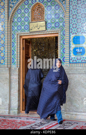 Provinz Fars, Shiraz, Iran - 19. April 2017: Shah Cheragh Heiligtum, muslimische Frauen in Schleier und verlassen aus der Moschee. Stockfoto