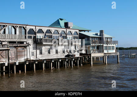 Historische Hafenviertel Gebäude auf Stelzen in Cedar Key, FL. Cedar Key ist in das Nationale Register der historischen Plätze seit 1989. Stockfoto