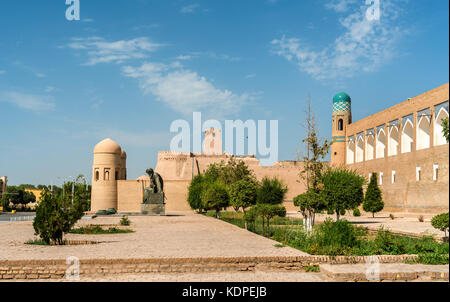 Statue von al-khwarizmi vor Itchan Kala in Chiwa, Usbekistan Stockfoto