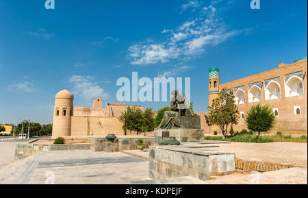 Statue von al-khwarizmi vor Itchan Kala in Chiwa, Usbekistan Stockfoto