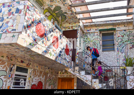 Kinder kommen von der Schule nach Hause zu ihrem Haus neben Fusterlandia, eine Kunst, komplexe ist benannt nach seinem Schöpfer Jose Fuster war in Jaimanitas, einer strukturschwachen Gegend in der Nähe von Havanna Kuba etabliert Stockfoto