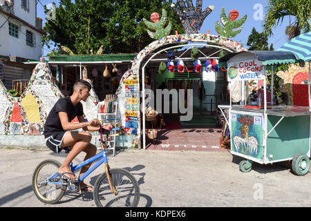 Fusterlandia, eine Kunst, komplexe ist benannt nach seinem Schöpfer Jose Fuster in Jaimanitas, einer strukturschwachen Gegend in der Nähe von Havanna Kuba künstlerischen Umgebung hergestellt wurde Stockfoto