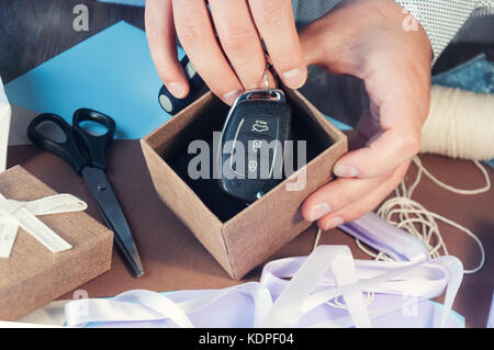 Autoschlüssel in Geschenkbox, Geschenk, Autoschlüssel auf weißem  Hintergrund Stockfotografie - Alamy