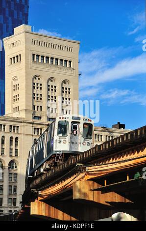 Ein CTA Grüne Linie erhöhten (L) Zug beenden von Chicagos berühmten Loop auf dem Weg in den Süden der Stadt. Chicago, Illinois, USA. Stockfoto