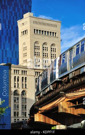 CTA erhöhten (L) Zug beenden von Chicagos berühmten Loop auf dem Weg in den Süden der Stadt, da es von Columbia College geht. Chicago, Illinois, USA. Stockfoto