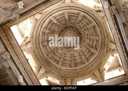 Die Hand geschnitzten Decke Der ranakpur Jain Tempel in Rajasthan, Indien Stockfoto