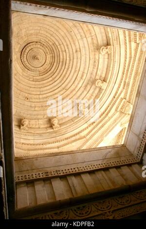 Die Hand geschnitzten Decke Der ranakpur Jain Tempel in Rajasthan, Indien Stockfoto