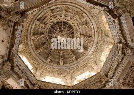 Die Hand geschnitzten Decke Der ranakpur Jain Tempel in Rajasthan, Indien Stockfoto