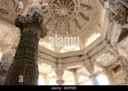 Die Hand geschnitzten Decke Der ranakpur Jain Tempel in Rajasthan, Indien Stockfoto