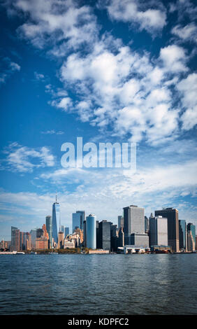 Blick auf den New York Hafen und die Skyline von Lower Manhattan (New York City) als von Governors Island Blickwinkel gesehen. Stockfoto