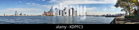 Einen Panoramablick auf den Hafen von New York und die Skyline von Lower Manhattan (New York City) als von Governors Island Blickwinkel gesehen. Stockfoto