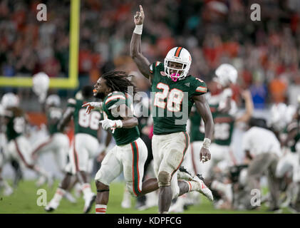 Miami Gardens, Florida, USA. 14 Okt, 2017. Miami Hurrikane defensive Zurück Michael Jackson (28) feiert Sieg über Georgia Tech Yellow Jackets im Hard Rock Stadion in Miami Gardens, Florida am 14. Oktober 2017. Credit: Allen Eyestone/der Palm Beach Post/ZUMA Draht/Alamy leben Nachrichten Stockfoto