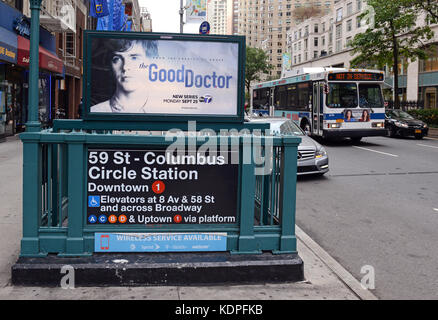NEW YORK CITY CA. OKTOBER 2017. Es wird offensichtlich, dass viele MTA-U-Bahnhöfe in Manhattan keinen Zugang für Behinderte haben, was das Reisen für Behinderte oder ältere Menschen erschwert und zu Klagen führt. Credit: robert Cicchetti/Alamy Live News Stockfoto