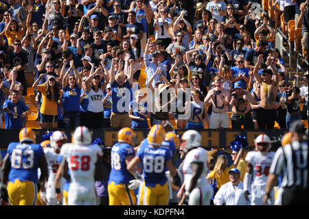 Pittsburgh, PA, USA. 14 Okt, 2017. Pitt Fans während der Pitt Panthers vs NC Zustand Wolfpack Spiel am Heinz Feld in Pittsburgh, PA. Jason Pohuski/CSM/Alamy leben Nachrichten Stockfoto