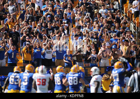 Pittsburgh, PA, USA. 14 Okt, 2017. Pitt Fans während der Pitt Panthers vs NC Zustand Wolfpack Spiel am Heinz Feld in Pittsburgh, PA. Jason Pohuski/CSM/Alamy leben Nachrichten Stockfoto