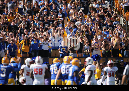 Pittsburgh, PA, USA. 14 Okt, 2017. Pitt Fans während der Pitt Panthers vs NC Zustand Wolfpack Spiel am Heinz Feld in Pittsburgh, PA. Jason Pohuski/CSM/Alamy leben Nachrichten Stockfoto