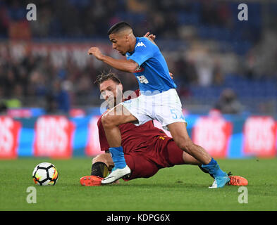 Roma, Italien. Oktober 2017. Roma's Daniele de Rossi(L) streitet mit Napoli's Allan während eines Fußballspiels der Serie A zwischen Roma und Neapel in Rom, Italien, 14. Oktober 2017. Napoli gewann mit 1:0. Quelle: Alberto Lingria/Xinhua/Alamy Live News Stockfoto