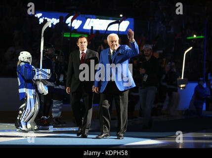 Tampa, Florida, USA. 14 Okt, 2017. Tamp Bay Lightning 1992-93 Franchise Direktor der Hockey-Betriebe, Tony Esposito, Links, und General Manager Phil Esposito sind während der Samstage eingeführt (10/14/17) Tampa Bay Lightning Franchise vor - Spiel Zeremonie zu Ehren der 1992-93 Team vor dem Spiel die Tampa Bay Lightning mit den St. Louis Blues an Amalie Arena in Tampa. Vor dem Puck drop, Mitglieder aus dem ursprünglichen Team, einschließlich Phil Esposito, Tony Esposito, Roman Hamrlik, Terry Crisp, Gehirn, Bradley, Rob Zamuner und John Tucker, Cent zurückgegeben Stockfoto