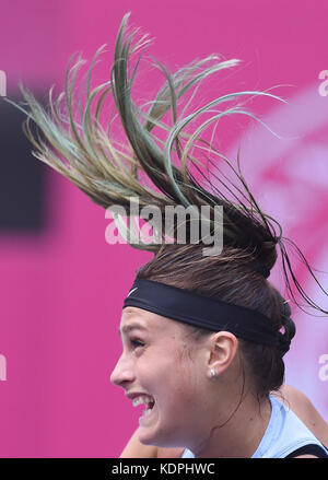 Peking, China. Oktober 2017. Aryna Sabalenka aus Weißrussland spielt im Viertelfinalspiel der Frauen gegen Zhu Lin aus China beim WTA Tianjin Open Tennis Turnier 2017 in Tianjin, Nordchina, 13. Oktober 2017. Quelle: Yue Yuewei/Xinhua/Alamy Live News Stockfoto