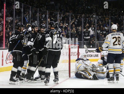 Los Angeles, Kalifornien, USA. Am 4. Januar, 2017. Los Angeles Kings feiern ihr Ziel bei einem 2017-2018 NHL Hockey Spiel zwischen Los Angeles Kings und Buffalo Sabres in Los Angeles, am Okt. 14, 2017. Los Angeles gewann 4-2. Credit: Ringo Chiu/ZUMA Draht/Alamy leben Nachrichten Stockfoto