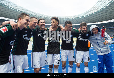 Berliun, Deutschland. Oktober 2017. Schalke Players (L-R) Bastian Oczipka, Fabian Reese, Benjamin Stambouli, Thilo Kehrer, Franco Di Santo, Daniel Caligiuri und Amine Harit posieren gemeinsam für ein Gruppenfoto beim Bundesliga-Fußballspiel Hertha BSC gegen den FC Schalke 04 in Berliun, Deutschland, 14. Oktober 2017. Quelle: Annegret Hilse/dpa/Alamy Live News Stockfoto