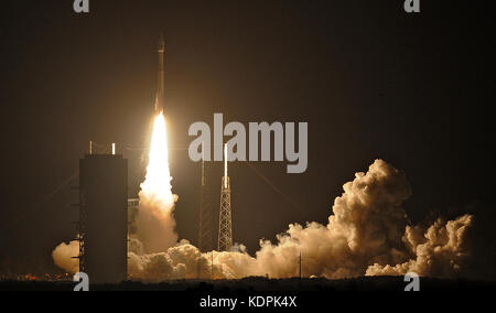 Cape Canaveral, Florida, United States. 15. Oktober 2017. Eine United Launch Alliance (ULA) Atlas v Rakete startet von Cape Canaveral Air Force Station mit einem spionagesatelliten Für die National Reconnaissance Office (NRO) am 15. Oktober 2017 in Cape Canaveral, Florida. (Paul Hennessy/alamy) Credit: Paul Hennessy/alamy leben Nachrichten Stockfoto