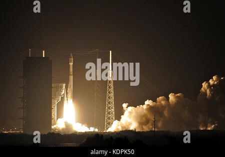 Cape Canaveral, Florida, United States. 15. Oktober 2017. Eine United Launch Alliance (ULA) Atlas v Rakete startet von Cape Canaveral Air Force Station mit einem spionagesatelliten Für die National Reconnaissance Office (NRO) am 15. Oktober 2017 in Cape Canaveral, Florida. (Paul Hennessy/alamy) Credit: Paul Hennessy/alamy leben Nachrichten Stockfoto