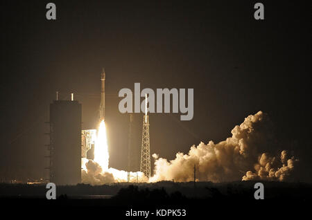 Cape Canaveral, Florida, United States. 15. Oktober 2017. Eine United Launch Alliance (ULA) Atlas v Rakete startet von Cape Canaveral Air Force Station mit einem spionagesatelliten Für die National Reconnaissance Office (NRO) am 15. Oktober 2017 in Cape Canaveral, Florida. (Paul Hennessy/alamy) Credit: Paul Hennessy/alamy leben Nachrichten Stockfoto