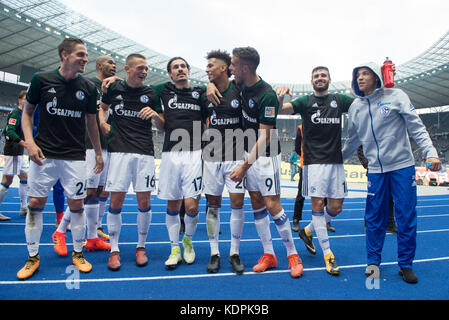 Berlin, Deutschland. Oktober 2017. Schalkes Bastian Oczipka (L-R), Naldo, Fabian Reese, Benjamin Stambouli, Thilo Kehrer, Franco Di Santo, Daniel Caligiuri und Amine Harit stehen gemeinsam vor dem Fanstand beim Bundesliga-Fußball-Spiel Hertha BSC gegen den FC Schalke 04 in Berlin am 14. Oktober 2017. Quelle: Annegret Hilse/dpa/Alamy Live News Stockfoto